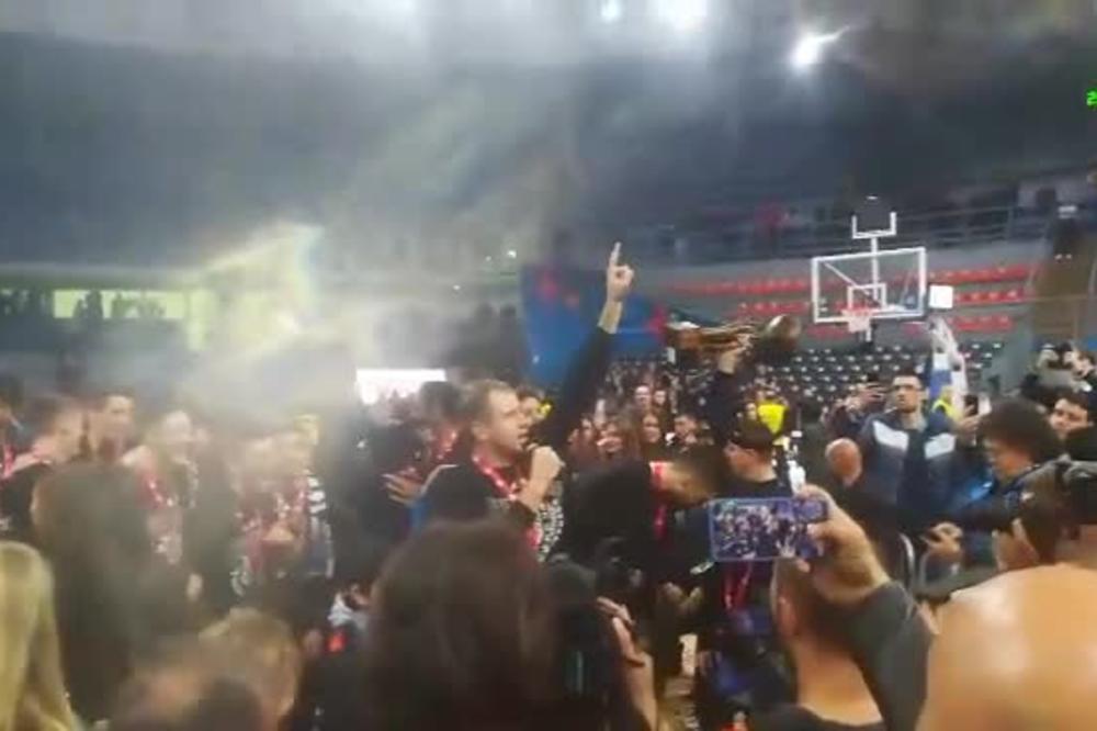 CRNO-BELA FEŠTA POSLE POBEDE U KUPU: Novica uzeo mikrofon i izazvao euforiju, Danilovićev sin slavio pored njega!