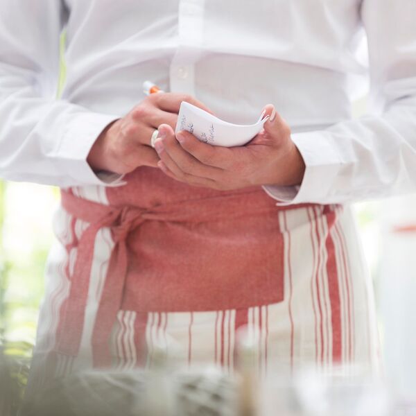 SAVO PRONAŠAO TORBU SA 42.000 EVRA: Potez srpskog konobara mnoge će ostaviti BEZ TEKSTA, evo šta je URADIO!