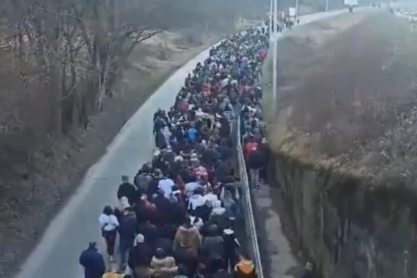VELIČANSTVENI PRIZOR IZ BIJELOG POLJA: Hiljade vernika prepešačilo 25 kilometara za ODBRANU SVETINJA (VIDEO)