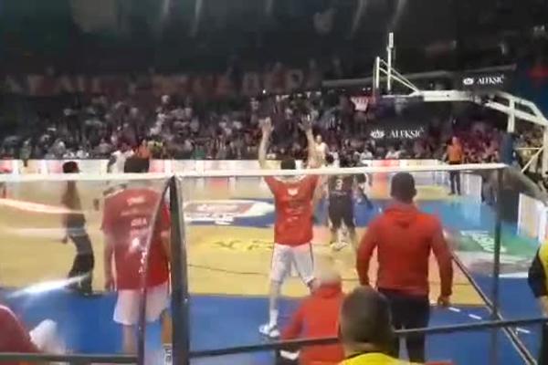 KAMERA ESPRESA UHVATILA HIT MOMENAT: Dobrić igrao odbranu NA KLUPI u poslednjem napadu - a onda mu se slomilo srce!