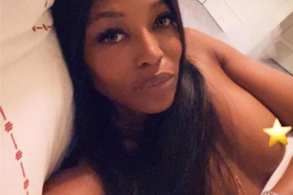 NAOMI KEMBEL SE POTPUNO SKINULA U 51. GODINI I POKOSILA ČITAV SVET: Prava je BOMBA, svi buljili u intimne delove!