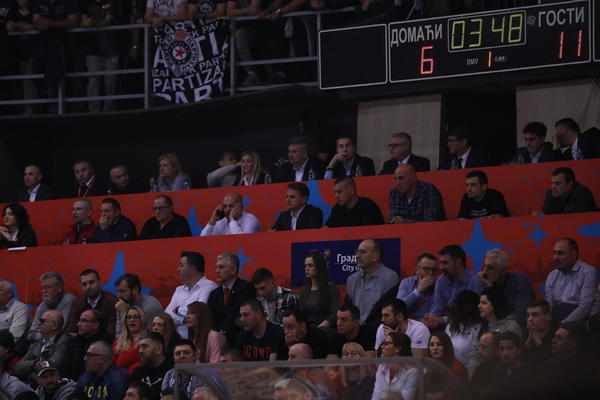 DOK PAVLOVIĆ GLEDA FINALE SA OSTOJOM, POGLEDAJTE ŠTA RADI NJEGOV SIN: Mališan pokazao koliko voli Partizan!