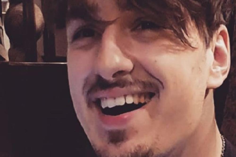 PRIJATELJI GA NE PREPOZNAJU! PEVAČ PROMENIO IZGLED I SVI GA SALEĆU! Zvezda Granda PROMOVIŠE novu frizuru!