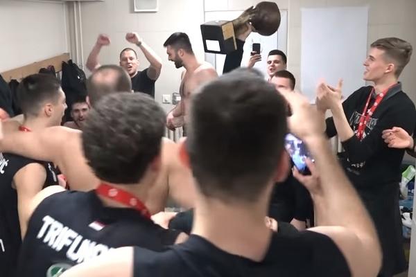 NOVICA, RADE I OSTALI PRAVE LUDNICU U SVLAČIONICI: Ovako se slavilo osvajanje Kupa Radivoja Koraća u Nišu!