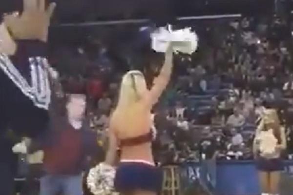 NAVIJAČ NAMERNO ONESVESTIO ČIRLIDERSICU NASRED TERENA: Gađao je u glavu, lepotica pala kao pokošena!