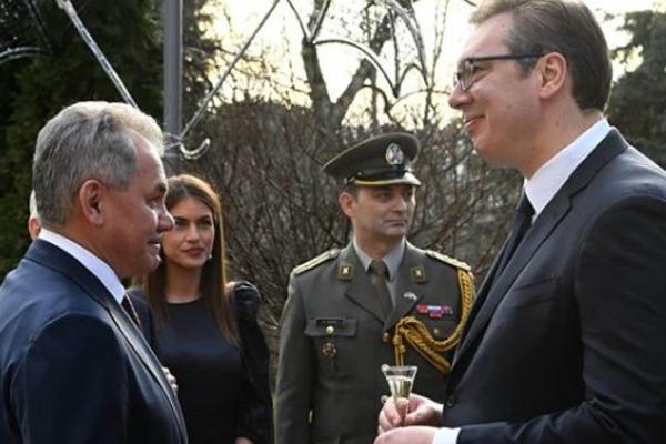 VUČIĆ JE ŠOJGUA DOČEKAO SA RAKIJOM: Šta mislite, SA KOJOM? (FOTO)