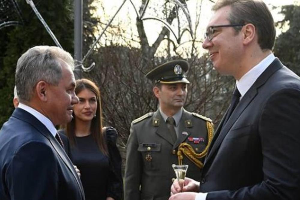 VUČIĆ JE ŠOJGUA DOČEKAO SA RAKIJOM: Šta mislite, SA KOJOM? (FOTO)