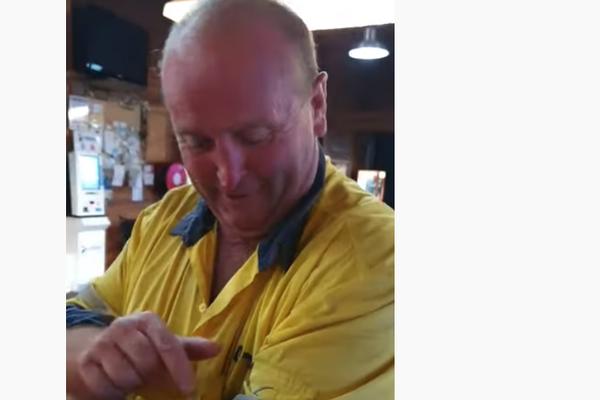 OVOM ČOVEKU JE UPAO GUŠTER U PIVO: Svi su u neverici posmatrali šta je onda uradio! (VIDEO)