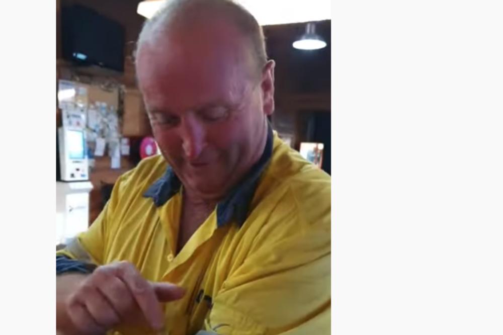 OVOM ČOVEKU JE UPAO GUŠTER U PIVO: Svi su u neverici posmatrali šta je onda uradio! (VIDEO)