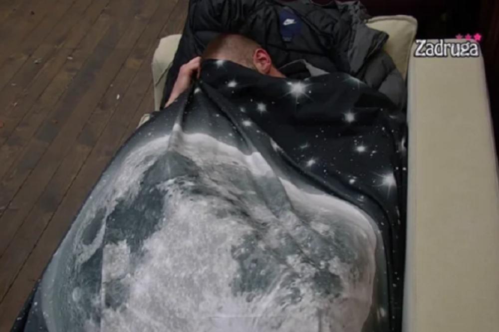 MINA ORALNO ZADOVOLJAVALA MENSURA USRED DANA! Gledaoci sklanjali decu, a onda je uradila OVO