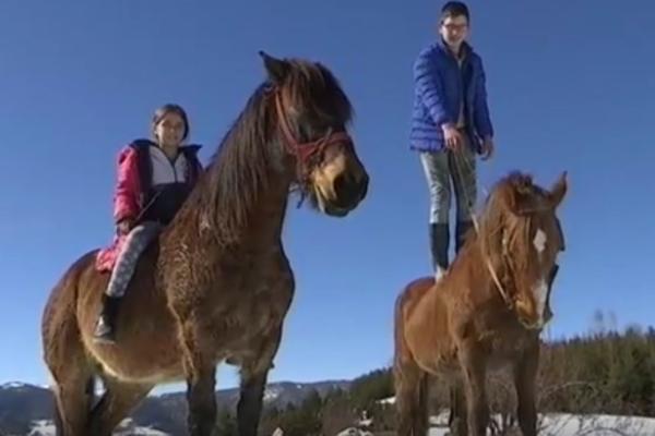 MIRA (11) I ĐORĐE (15) SU HEROJI SRBIJE! Deca se NA KONJIMA PROBIJALA KROZ SMETOVE da bi odnela pomoć komšijama!