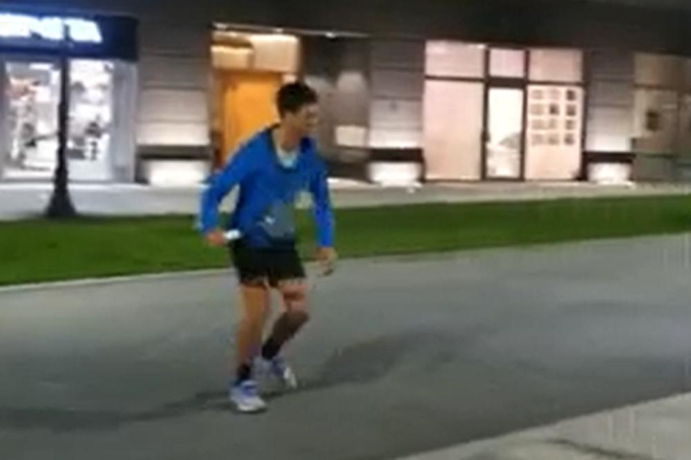 NOLE IZAŠAO ISPRED ZGRADE U BEOGRADU I IGRAO TENIS SA KLINCIMA: Ovaj čovek je ubedljivo najveći car na svetu!