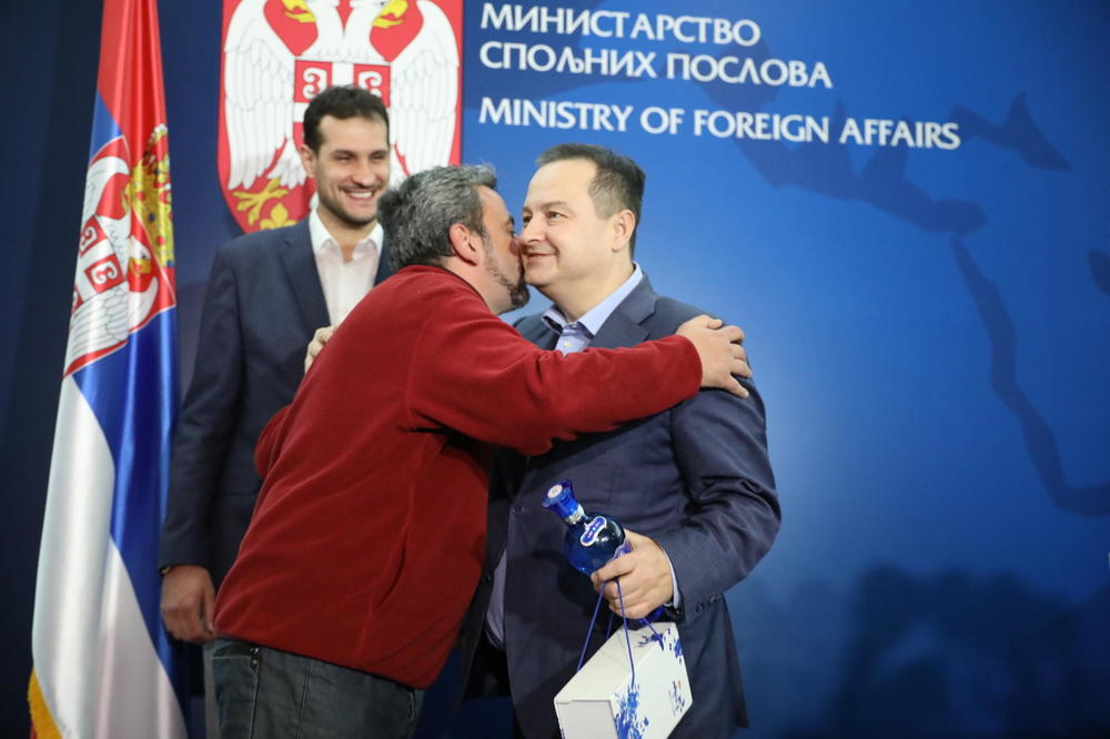 DAČIĆ SE IZLJUBIO SA SRBIMA IZ VUHANA! Ukupno 9 poljubaca za DOBRO DOŠLI U SRBIJU! (UŽIVO)