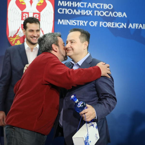 DAČIĆ SE IZLJUBIO SA SRBIMA IZ VUHANA! Ukupno 9 poljubaca za DOBRO DOŠLI U SRBIJU! (UŽIVO)