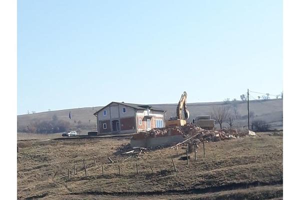 HOROR NA KOSOVU, SRUŠENA KUĆA SRBINA JOVICE MENKOVIĆA: Šest članova porodice OSTALO BEZ KROVA NAD GLAVOM