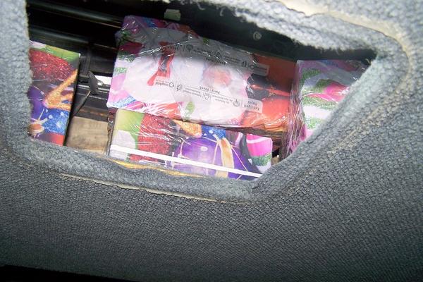 CARINICI SU JUTROS ZAUSTAVILI VOZILO, A ONDA SU ZAPELNILI NEŠTO ZA ČIM SVAKA ŽENA LUDI! (FOTO)