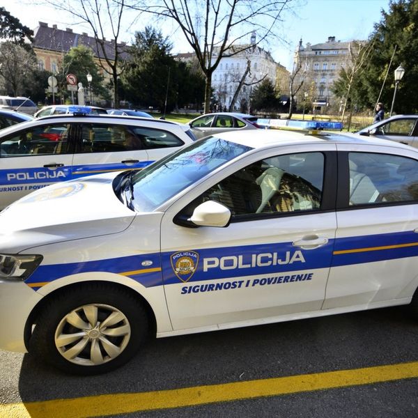 HRABAR ILI LUD? Prekršio meru samoizolacije, a ono što pronašli kod njega ostavilo je i policajce u šoku!