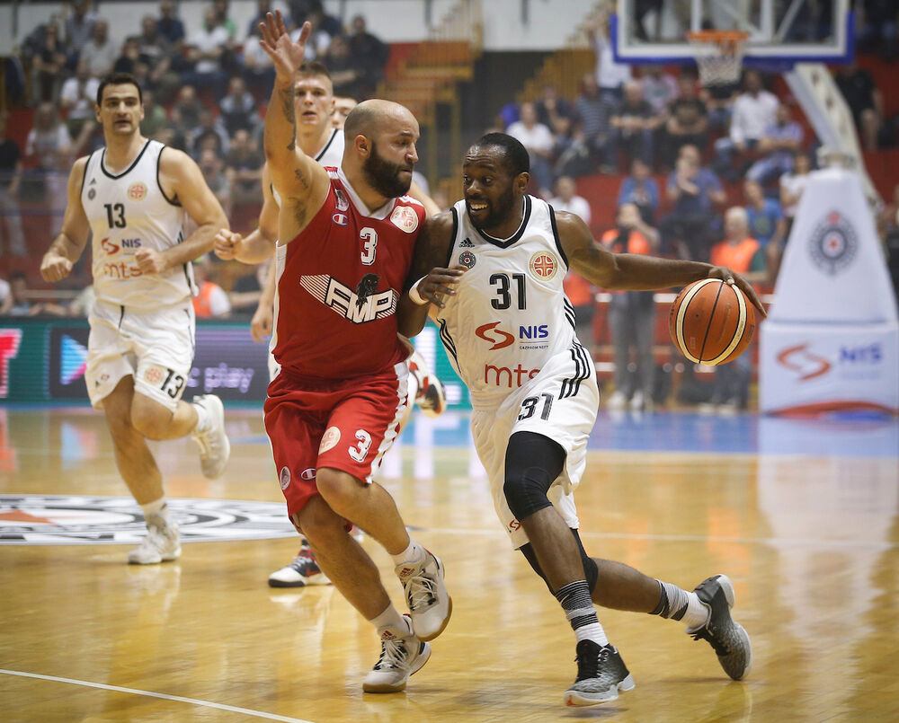 Džamar Vilson dok je nosio dres Partizana u duelu sa Filipom Čovićem