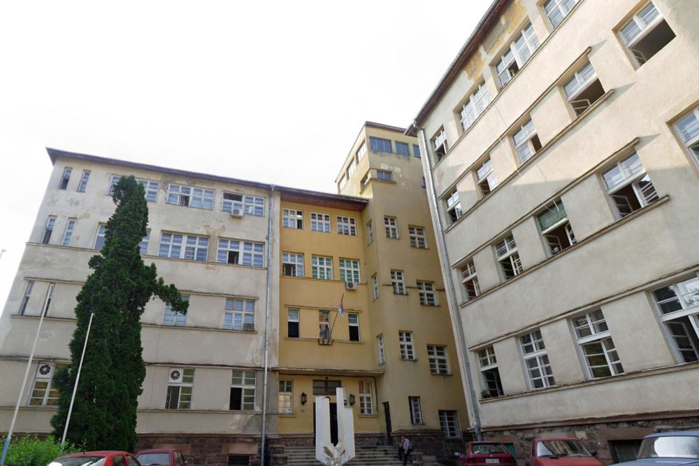 PRE SAMOUBISTVA POLIO MEDICINSKU SESTRU URINOM: Slali ga na PSIHIJATRIJU!