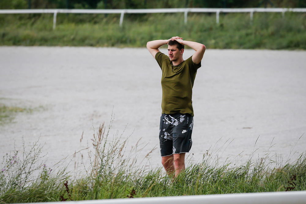 BRADA, DUGA KOSA, A TEK KILAŽA... Šta se to desilo sa Jokićem tokom samoizolacije?