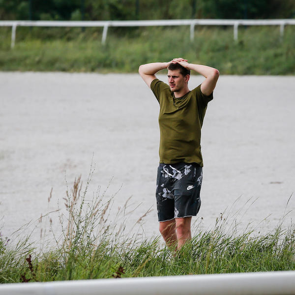 BRADA, DUGA KOSA, A TEK KILAŽA... Šta se to desilo sa Jokićem tokom samoizolacije?