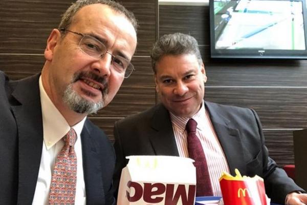 AMERIČKI AMBASADOR JE OVOG PUTA JEO U BEOGRADSKOM MEKU, ALI SRPSKU HRANU: Znate li KOJU? (FOTO)