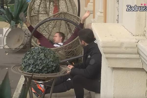 OVO JE NAJURNEBESNIJI PAD IKADA SNIMLJEN! Orozović se SRUŠIO sa stolice, a patike LETELE po imanju! (VIDEO)