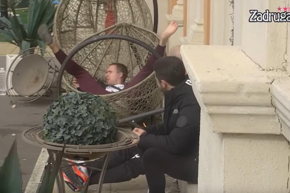 OVO JE NAJURNEBESNIJI PAD IKADA SNIMLJEN! Orozović se SRUŠIO sa stolice, a patike LETELE po imanju! (VIDEO)