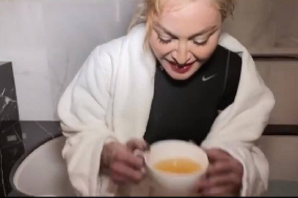 NAJPOPULARNIJA PEVAČICA PIJE SVOJ URIN! Ovo je NAJVEĆI SKANDAL IKADA!! Nakon kupanja, eksirala čašu ŽUTE tečnosti