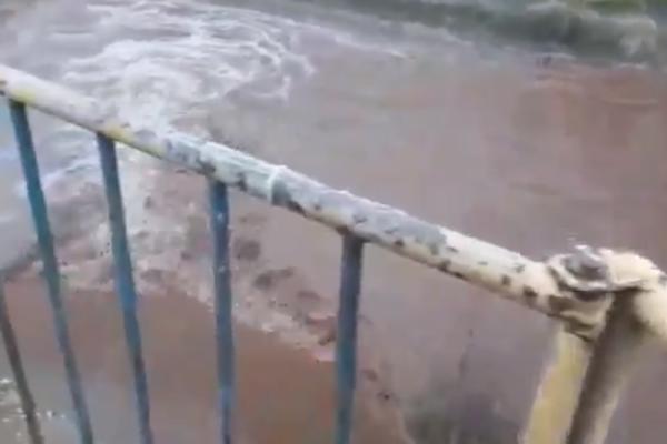 STRAŠNA SCENA KOD TRSTENIKA! Prevrnula se skela, petoro ljudi upalo u vodu, starac nestao u bujici