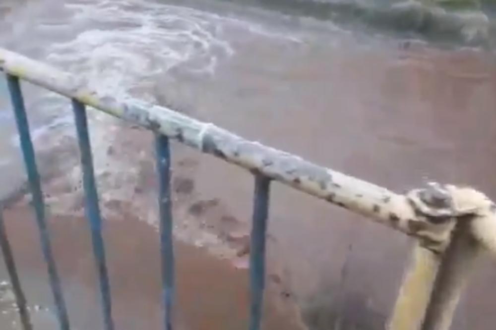 STRAŠNA SCENA KOD TRSTENIKA! Prevrnula se skela, petoro ljudi upalo u vodu, starac nestao u bujici