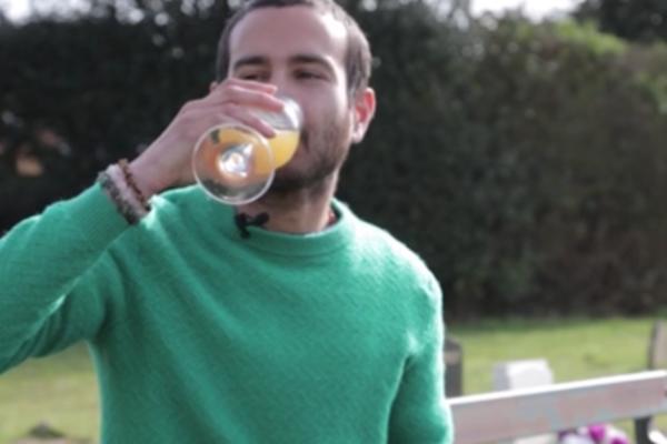 OVAJ MLADIĆ SVAKI DAN PIJE SVOJ URIN I NJIME MASIRA LICE: Tvrdi da je mokraća NAJBOLJI LEK (VIDEO)