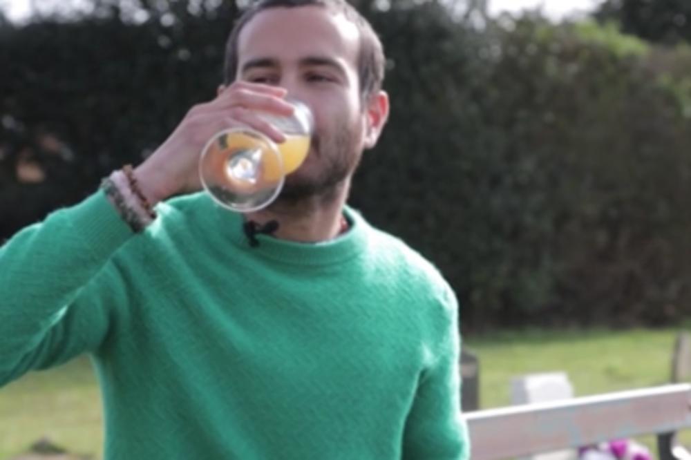 OVAJ MLADIĆ SVAKI DAN PIJE SVOJ URIN I NJIME MASIRA LICE: Tvrdi da je mokraća NAJBOLJI LEK (VIDEO)