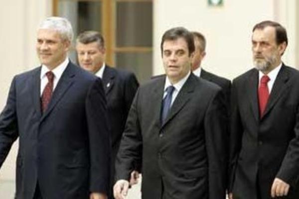 SVAĐAJU SE, ALI JE ATMOSFERA ODLIČNA: Pre 14 godina počeo je CIRKUS oko KOSOVA u BEČU, Koštunica IZDOMINIRAO