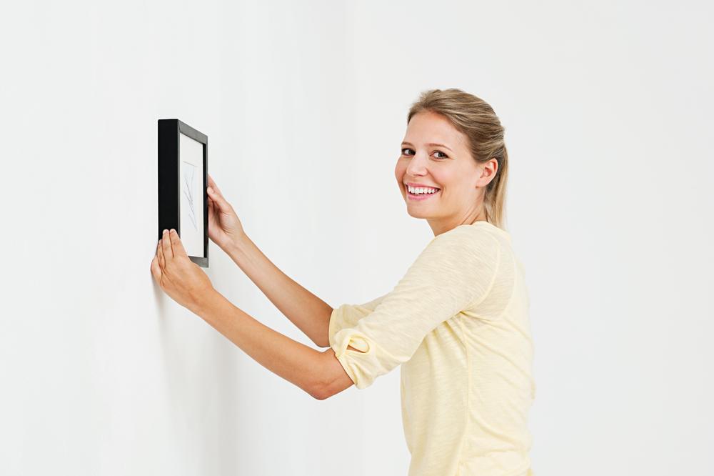 OKAČITE VAŠ OMILJENI PREDMET BEZ LEPKA I BUŠENJA: Neverovatnan proizvod koji se pojavio i na našem tržištu!