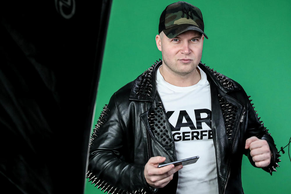 RADE LAZIĆ SE SUOČIO SA TVITOVIMA, PA POKAZAO MIŠIĆE: Osim što devojke padaju na njega, PAŠĆE I ONI KOJI PRETE!