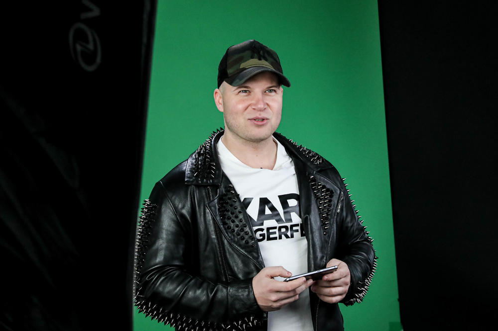 POZNATI SRBIN HITNO PREBAČEN U BOLNICU: Momentalno mu ukazana medicinska pomoć, DETALJI su tu (FOTO)