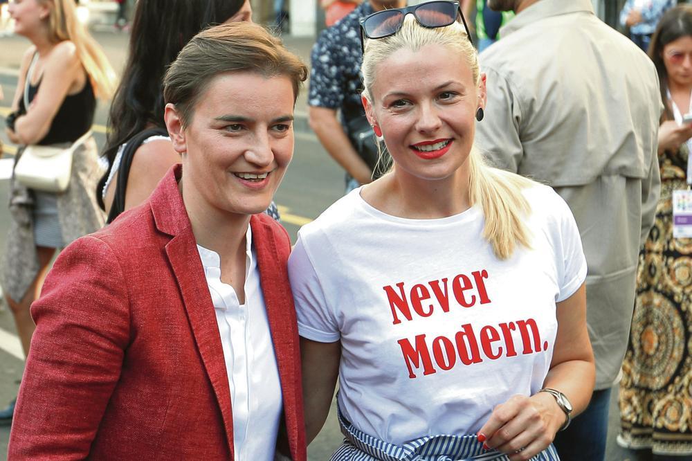 BRNABIĆ DONELA TORTU U VLADU ZA 1. ROĐENDAN BEBE IGORA! Premijerka častila članove kabineta!