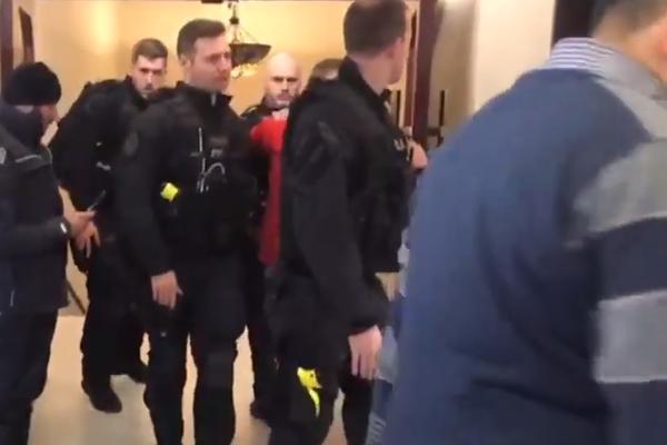 ISPLIVAO STRAVIČAN SNIMAK IZ DŽAMIJE: Muškarac usred molitve izbo čoveka nožem, VRISCI PANIKA I MNOGO KRVI! (VIDEO)