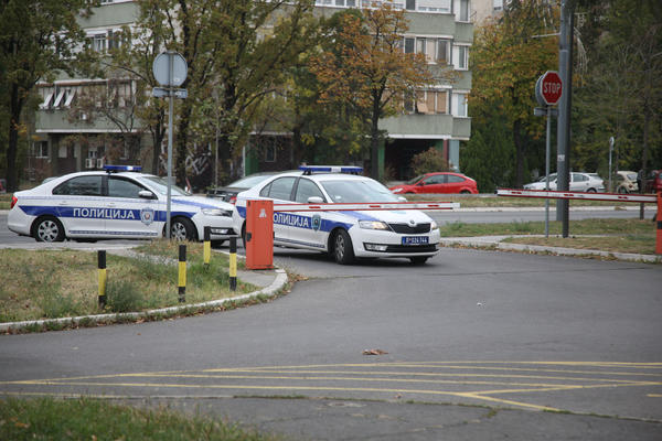 UŽAS U TRSTENIKU! Metalnim štapom tukao majku i oca, pa se zaključao