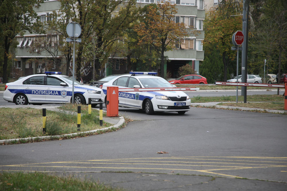 UŽAS U TRSTENIKU! Metalnim štapom tukao majku i oca, pa se zaključao