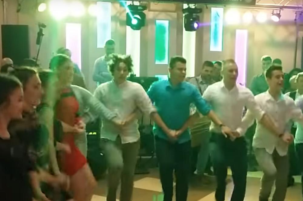 VENČANJE U MLADENOVCU ZBOG JEDNOG DETALJA POSTALO JE HIT: Dobro pogledajte šta radi MLADA! (VIDEO)