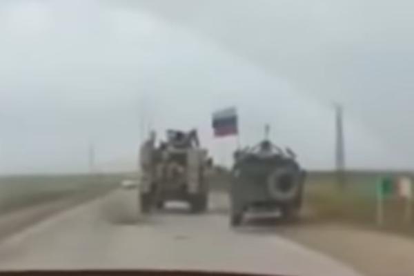 AMERIČKO OKLOPNO VOZILO IZGURALO RUSKI DŽIP SA PUTA: Težak INCIDENT u SIRIJI, zamalo opšta TUČA! (VIDEO)