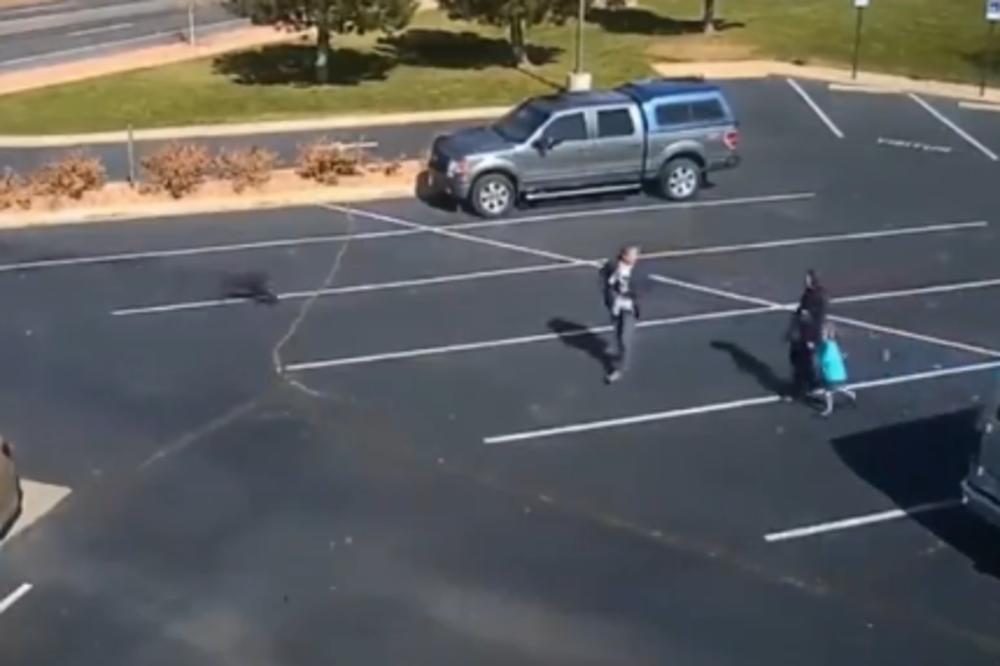 CRNI PAS IZ PAKLA POKUŠAO DA ZAKOLJE DETE ISPRED CRKVE! Jeziv snimak kruži internetom! (VIDEO)