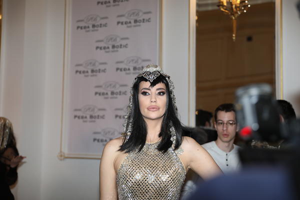 SKINULA SE KATARINA GRUJIĆ I POKAZALA GRUDI! Kada vidite ove DVE DUDE hitno će vam trebati ČAŠA VODE! (FOTO)