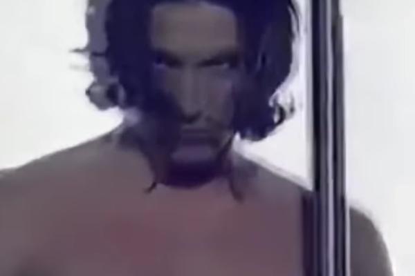 BIO JE U CECINOM SPOTU! UČESTVOVAO JE U RIJALITIJU, bavi se pevanjem, ali i dalje izgleda IZAZOVNO! (FOTO)