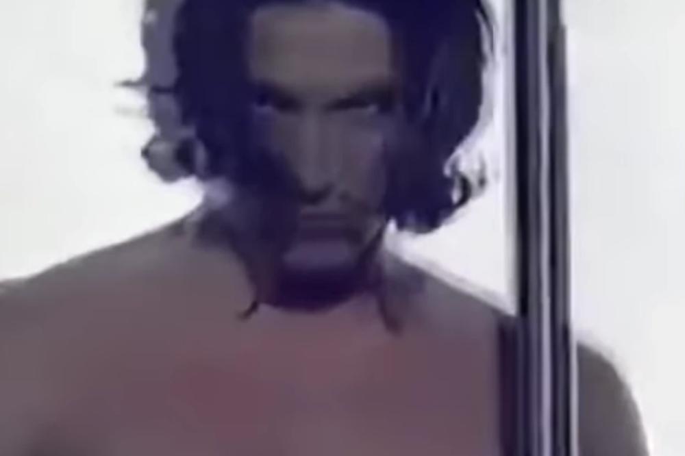 BIO JE U CECINOM SPOTU! UČESTVOVAO JE U RIJALITIJU, bavi se pevanjem, ali i dalje izgleda IZAZOVNO! (FOTO)