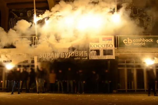 NOVINAR IZ IZRAELA NALETEO NA NAVIJAČE PARTIZANA! Vozili su ga po gradu, OLAJAVALI CRVENU ZVEZDU!