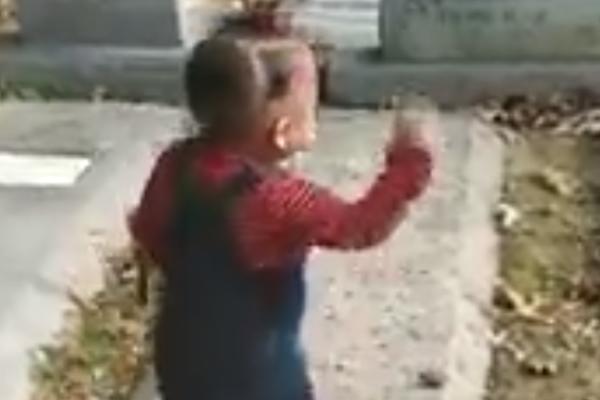 DEVOJČICA JE PRIŠLA GROBU, PA URADILA NEŠTO NEZAMISLIVO! Majka u šoku priznala: NE MOGU DA VERUJEM, POČIVAJ U MIRU