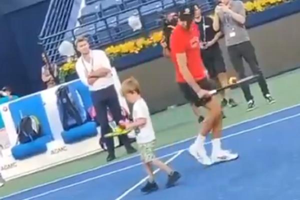 NOVAK SA SINOM TRENIRAO U DUBAIJU: Mali Stefan sa reketom u ruci nasmejao sve prisutne!